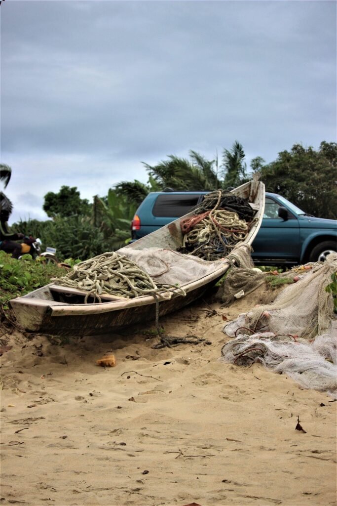 Pirogue en bordure de route - Kribi - Région du Sud au Cameroun